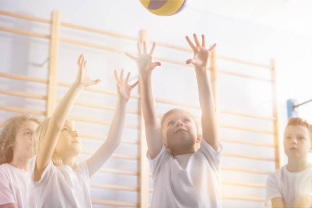 enfants actifs jouer au volleyball - large group of people flash photos et images de collection