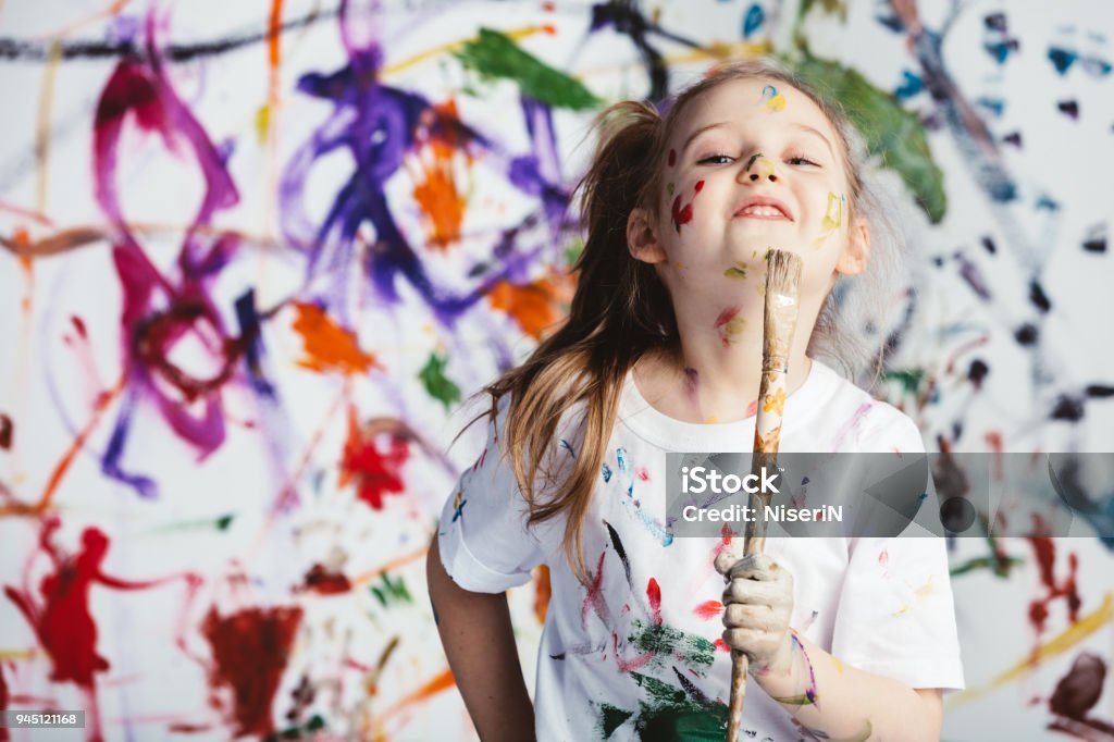 Pintor de niño con un cepillo - Foto de stock de Niño libre de derechos