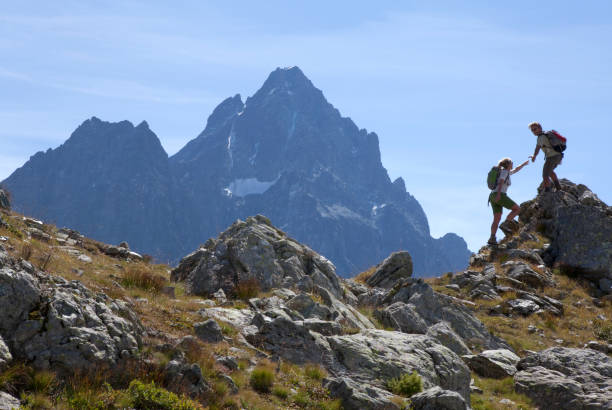 등산객은 손을 동반자, 산 능선에 piedmont, 이탈리아 - european alps mountain mountain peak rock 뉴스 사진 이미지