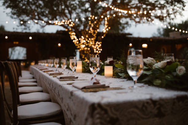 un ajuste de cena al aire libre de ensueño - vela equipo de iluminación fotografías e imágenes de stock