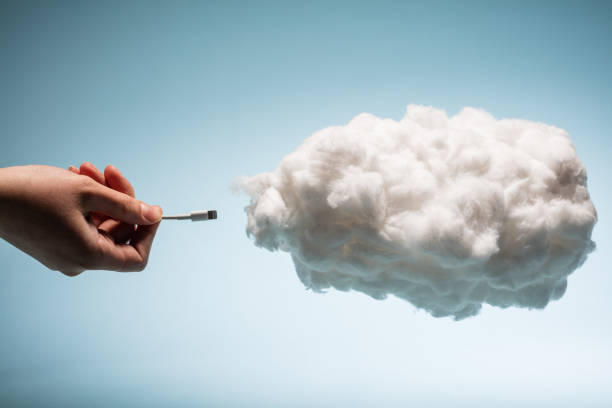 рука женщины, затыкающая провод в белое облако. - cotton cloud cloudscape cumulus cloud стоковые фото и изображения
