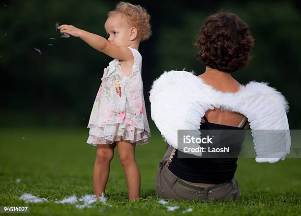 Madre E Figlia Nel Parco - Fotografie stock e altre immagini di Adulto - Adulto, Allegro, Ambientazione esterna