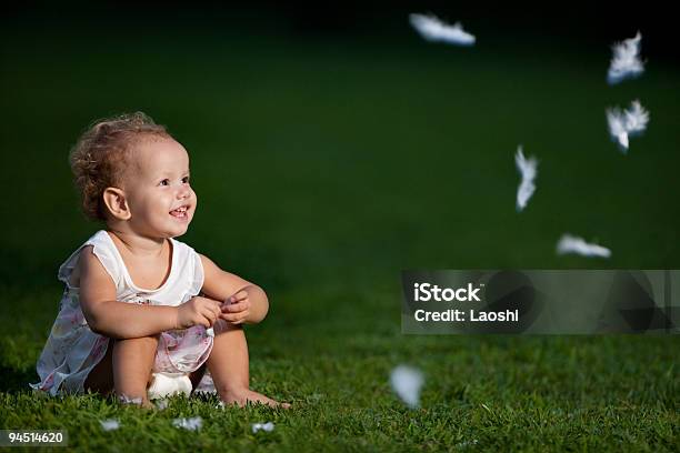 Rapariga Engraçada - Fotografias de stock e mais imagens de Alegria - Alegria, Anjo, Ao Ar Livre