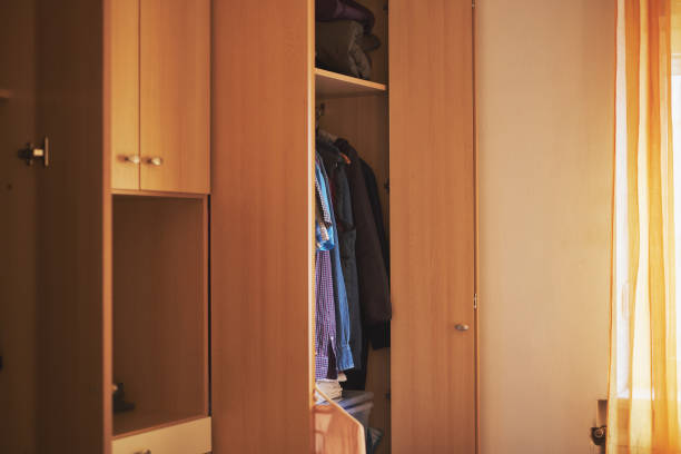 Closet, dormitorio y hogar desordenado - foto de stock
