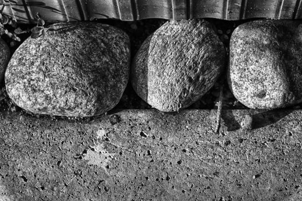 trzy duże kamienie w podłodze cementu są symbolem zaufania i spokoju, projektowanie krajobrazu. - stone zen like buddhism balance zdjęcia i obrazy z banku zdjęć