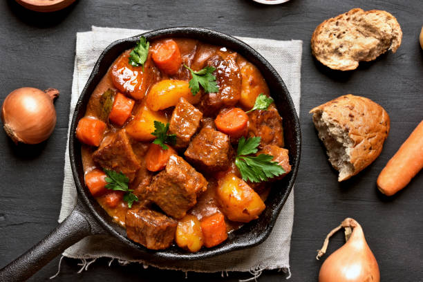 gulasch, rindfleisch-eintopf - beef stew stock-fotos und bilder