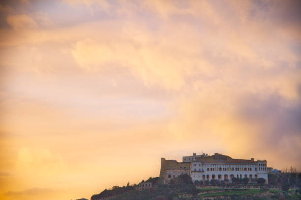 cielo de la tarde sobre castillo italiano - elmo fotografías e imágenes de stock