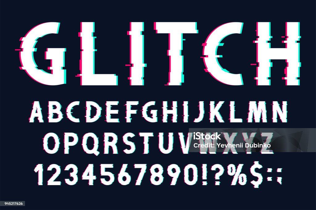 Glitch-Schrift mit verzerrten Effekt im Stil der 80er und 90er Jahre. Glitch englische Alphabet mit Zahlen und Markierungen - Lizenzfrei Maschinenschrift Vektorgrafik