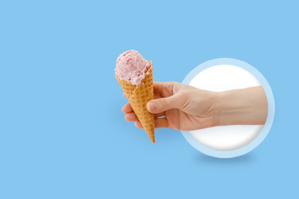 helado de cono en la mano. - ice cream cone fotografías e imágenes de stock