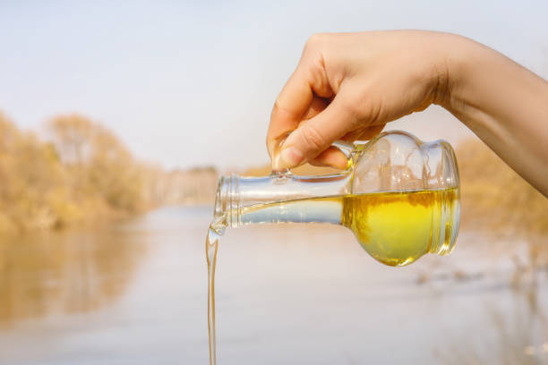 pflanzliches öl aus der flasche gegossen. - olive oil pouring antioxidant liquid stock-fotos und bilder