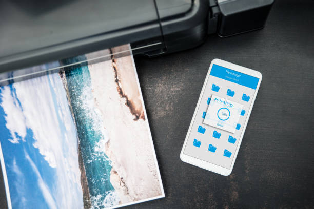 smartphone zum wireless-drucker verbunden ist auf dem schreibtisch legen. - kunstdruck fotos stock-fotos und bilder