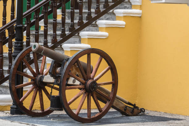 キヤノン アムステルダム砦の大砲にキュラソー島のカリブ海の島ウィレムスタッドのユネスコ世界遺産サイト - fort amsterdam ストックフォトと画像