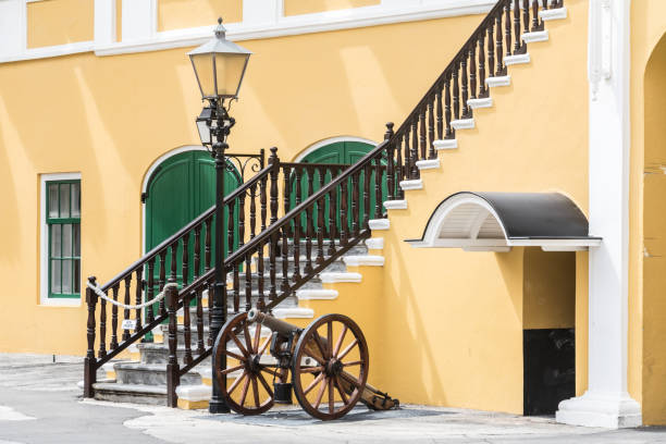 canhão de fort amsterdam unesco world heritage site de willemstad sobre o caribe ilha de curaçao - fort amsterdam - fotografias e filmes do acervo