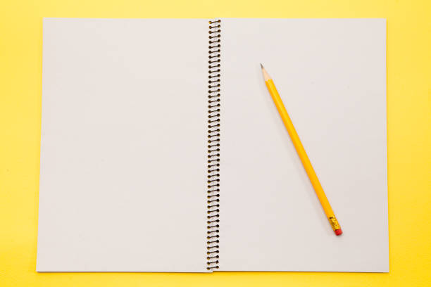 notiz öffnen leere buchseiten mit gelben bleistift auf gelbem hintergrund - book note pad open blank stock-fotos und bilder