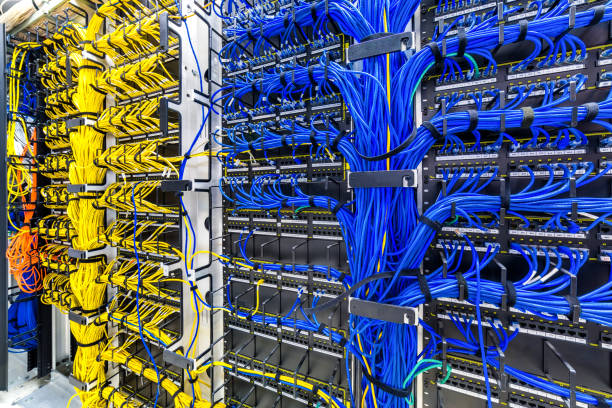 rack avec des câbles cat5e ethernet génériques - câble photos et images de collection