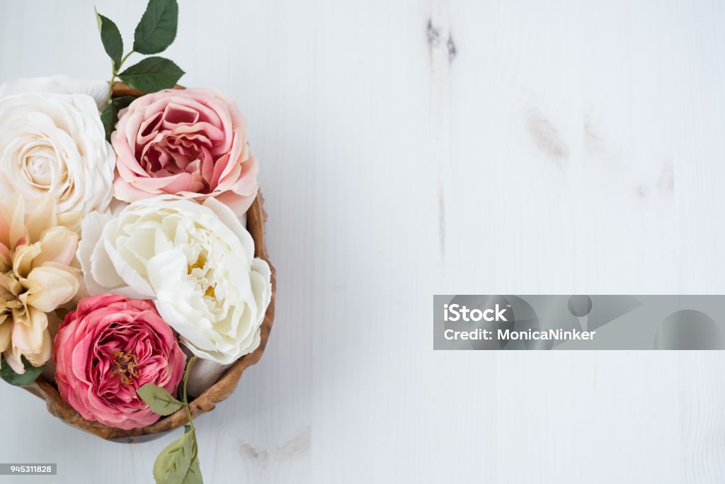 Arrangement de fleurs sur la table en bois - Photo de Fleur - Flore libre de droits