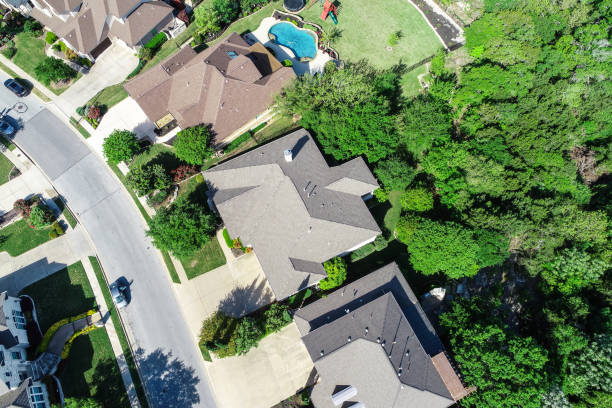istock Modern suburb curved layout neighborhood in Austin , Texas 945316014