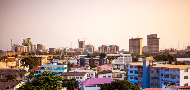 ville d’afrique - lagos, nigeria - color image built structure town cityscape photos et images de collection