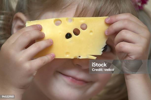 Ragazza Con Formaggio - Fotografie stock e altre immagini di Formaggio - Formaggio, Bambino, Mangiare