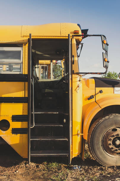 los autobuses escolares - bus door fotografías e imágenes de stock