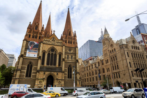 melbourne - cattedrale di st paul e cbd - victoria state melbourne australia church foto e immagini stock