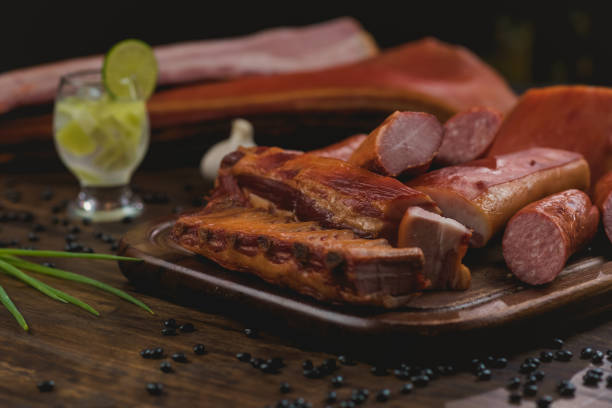 émbolos de proteína de carne de cerdo - smoked bacon fotografías e imágenes de stock