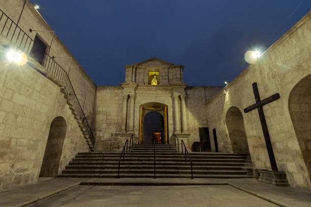 내부는 대성당의 아레 키 파 (페루) 저녁 동안 뜰 - peru arequipa monastery convent 뉴스 사진 이미지