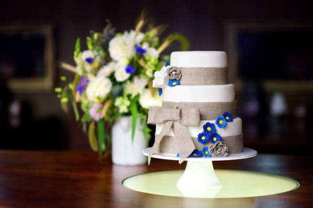 tarta de tres pisos decorado con flores de color azul - table wedding flower bow fotografías e imágenes de stock