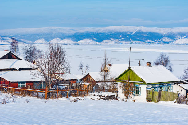 zimowy widok na domy wiejskie nad jeziorem bajkał. sludanka. rosja. - mountain landscape winter mountain range zdjęcia i obrazy z banku zdjęć