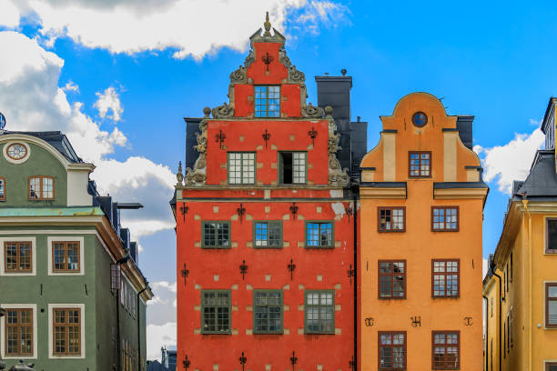 der berühmte stortorget platz im herzen der altstadt gamla stan in stockholm, schweden - stadsholmen stock-fotos und bilder