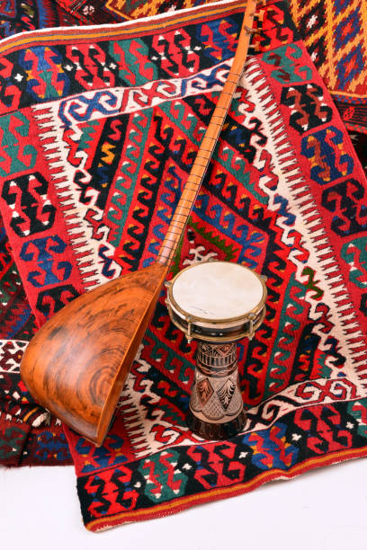 saz baglama turkish music instrument isolé sur kilim, - tapestry anatolia traditional culture turkey photos et images de collection