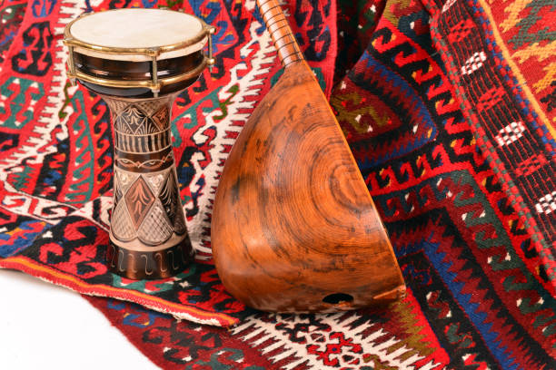 saz baglama turkish music instrument isolé sur kilim, - tapestry anatolia traditional culture turkey photos et images de collection