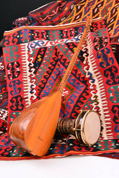 saz baglama turkish music instrument isolé sur kilim, - tapestry anatolia traditional culture turkey photos et images de collection