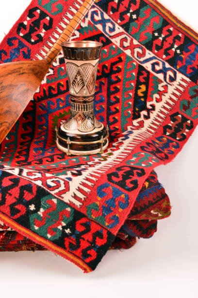 saz baglama turkish music instrument isolé sur kilim, - tapestry anatolia traditional culture turkey photos et images de collection