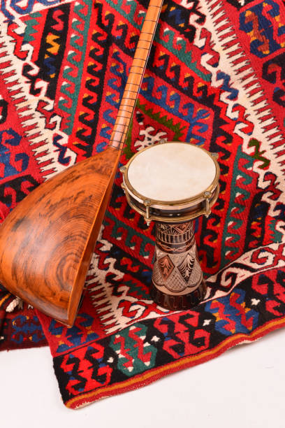 saz baglama turkish music instrument isolé sur kilim, - tapestry anatolia traditional culture turkey photos et images de collection