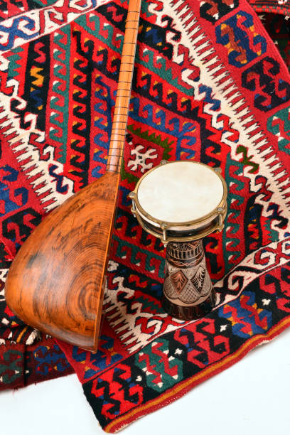 saz baglama turkish music instrument isolé sur kilim, - tapestry anatolia traditional culture turkey photos et images de collection