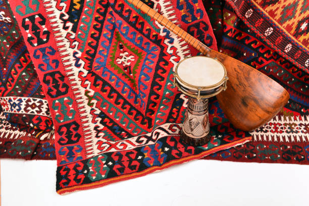 saz baglama turkish music instrument isolé sur kilim, - tapestry anatolia traditional culture turkey photos et images de collection