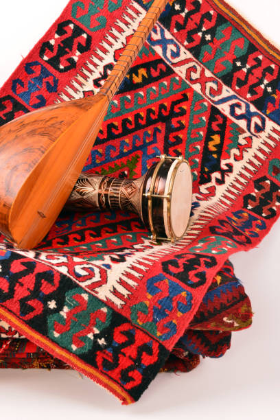 saz baglama turkish music instrument isolé sur kilim, - tapestry anatolia traditional culture turkey photos et images de collection