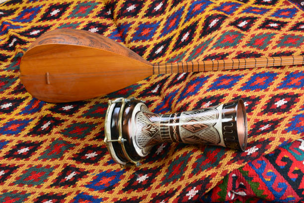 saz baglama turkish music instrument isolé sur kilim, - tapestry anatolia traditional culture turkey photos et images de collection