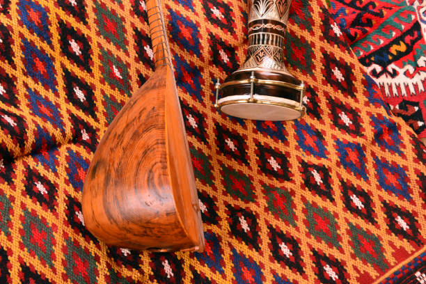 saz baglama turkish music instrument isolé sur kilim, - tapestry anatolia traditional culture turkey photos et images de collection