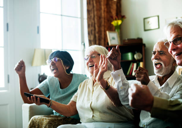 senior de personas viendo la televisión juntos - senior living communitiy fotografías e imágenes de stock