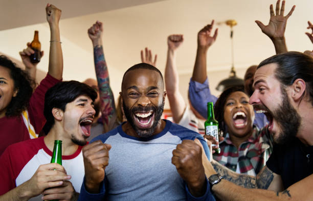 amici che tifano per lo sport al bar insieme - friendship drinking beer group of people foto e immagini stock