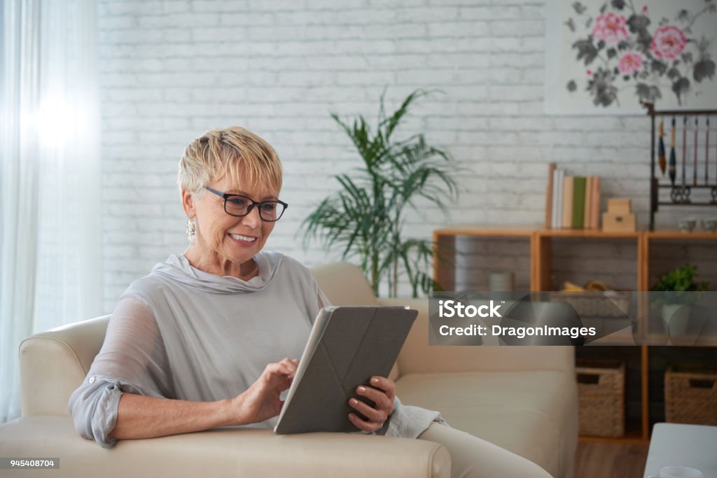 Senior Frau mit tablet PC - Lizenzfrei Tablet PC Stock-Foto
