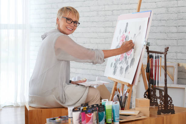 istock Painting woman 945408810
