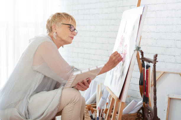 istock Painting woman 945408828
