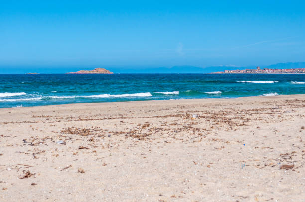vista dell'isola rossa dalla spiaggia di badesi - badesi foto e immagini stock