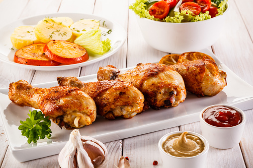 Barbecued chicken legs with vegetables