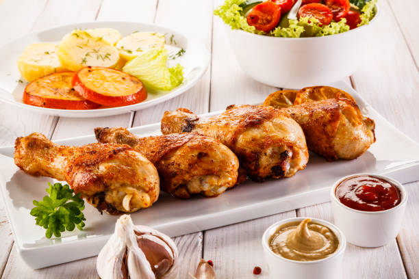 barbecued chicken drumstick with vegetables - chicken barbecue chicken barbecue grilled chicken imagens e fotografias de stock