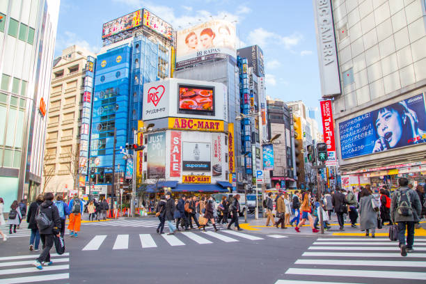 tokyo, jepang, 3 maret 2016: jalan kota dengan kerumunan orang di penyeberangan zebra di kota shinjuku. shinjuku adalah bangsal khusus yang terletak di tokyo untuk berbelanja - shinjuku foto potret stok, foto, & gambar bebas royalti