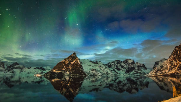 vista di redini a lofoten con l'aurora boreale - star shape sky star aurora borealis foto e immagini stock